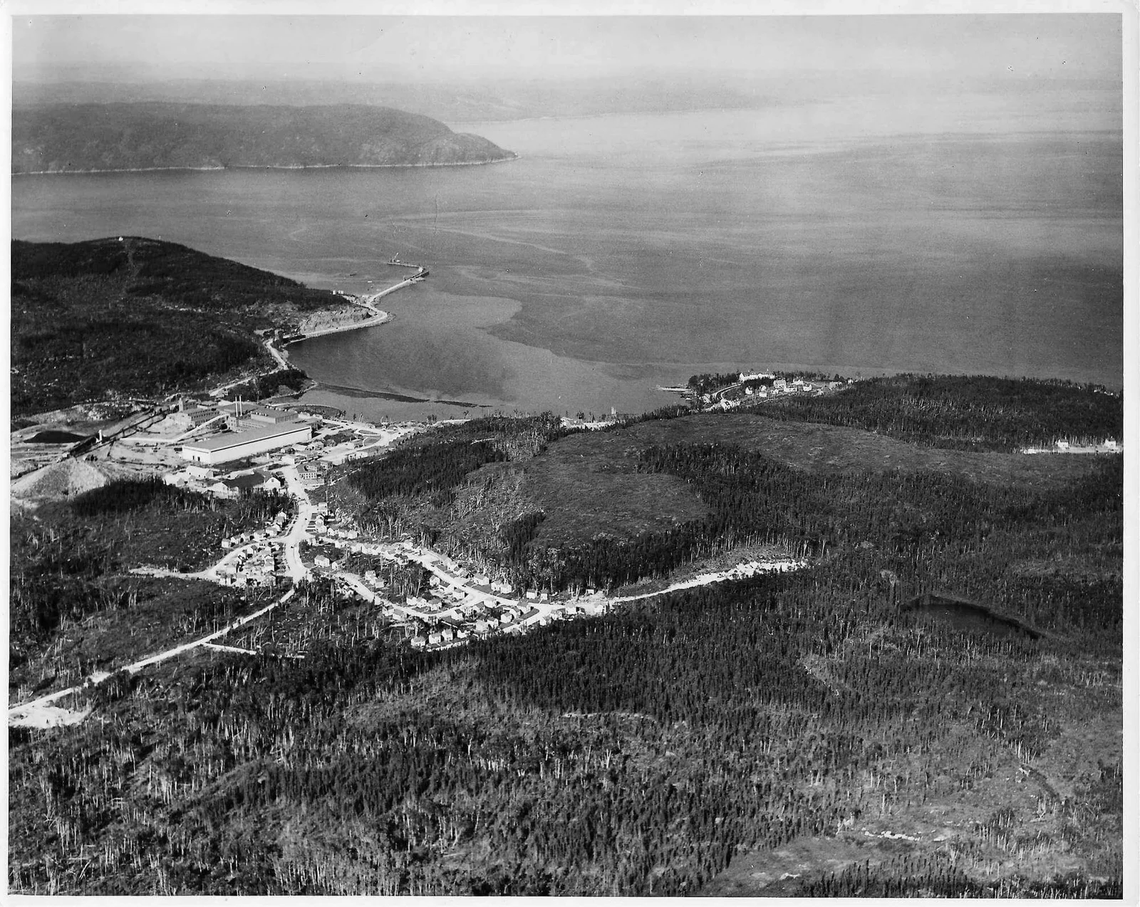 Vue aérienne de Baie-Comeau en 1939, photographie 4