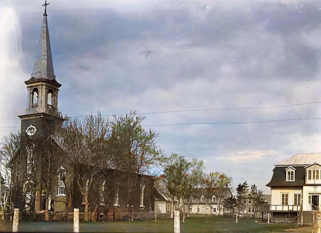 Iglesia de Bersimis con su campanario y edificios vecinos