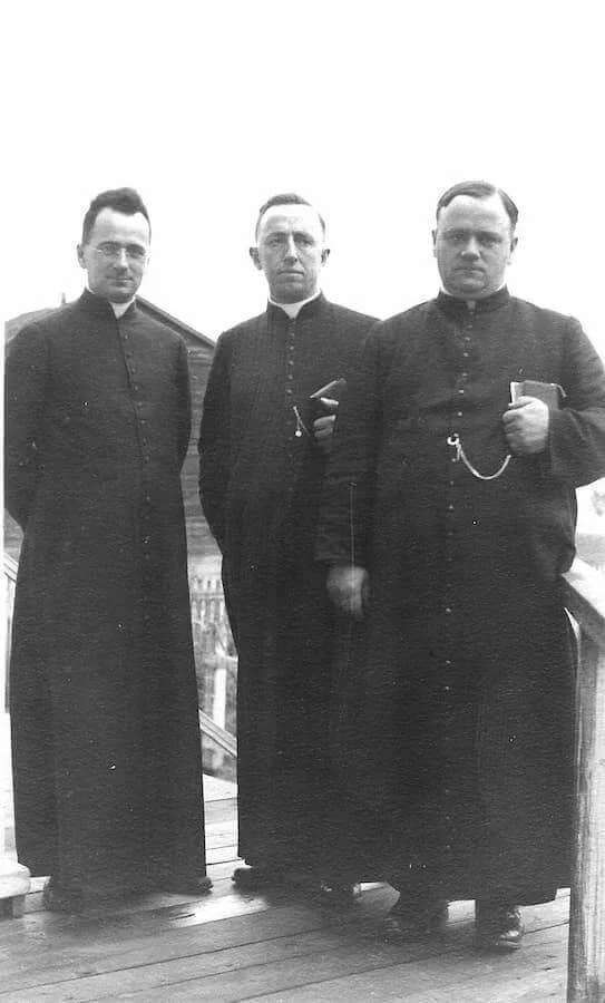 Denis Doucet con i padri Sirois e Gallant
