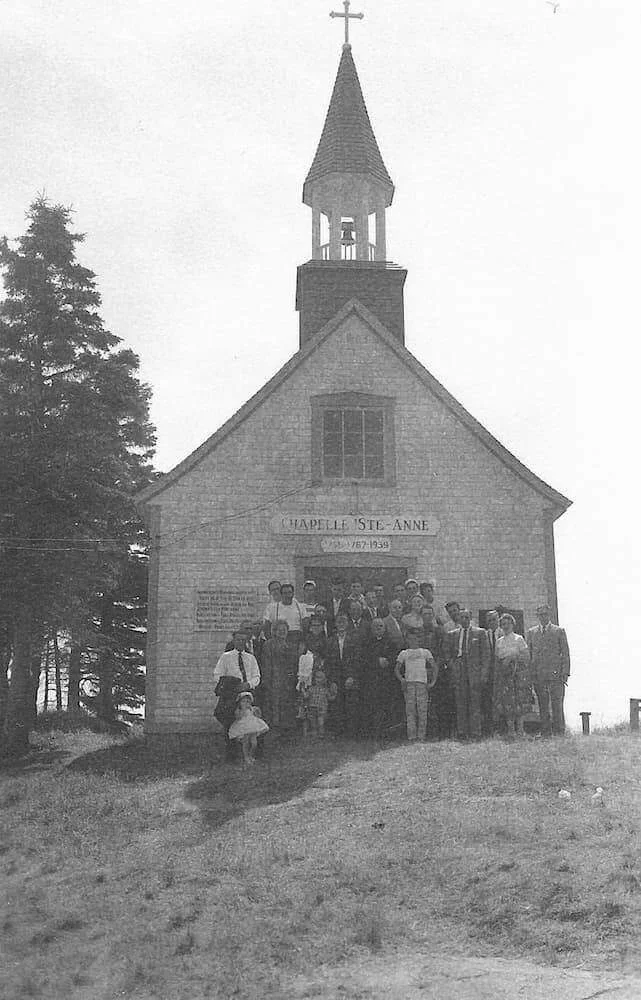 La capilla de Santa Ana y un grupo de feligreses delante de la entrada