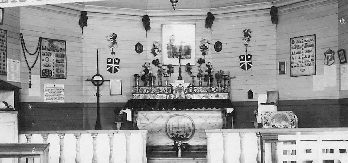 Interior de la capilla y altar asociado con el Padre Labrosse