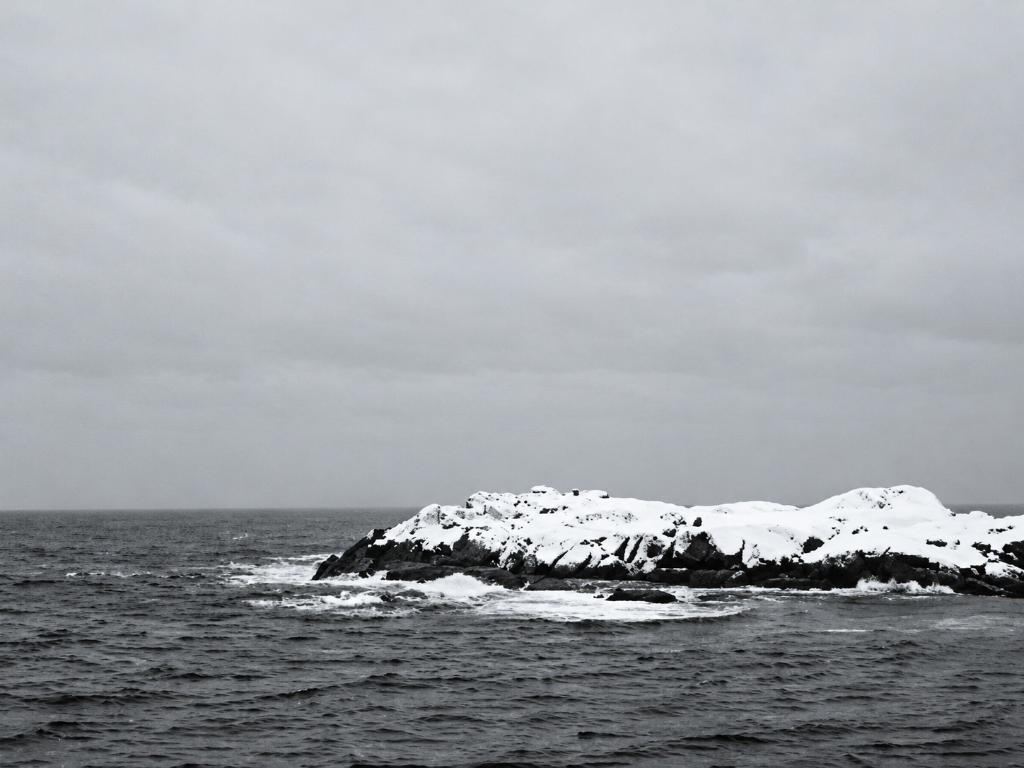 Côte enneigée bordant la mer