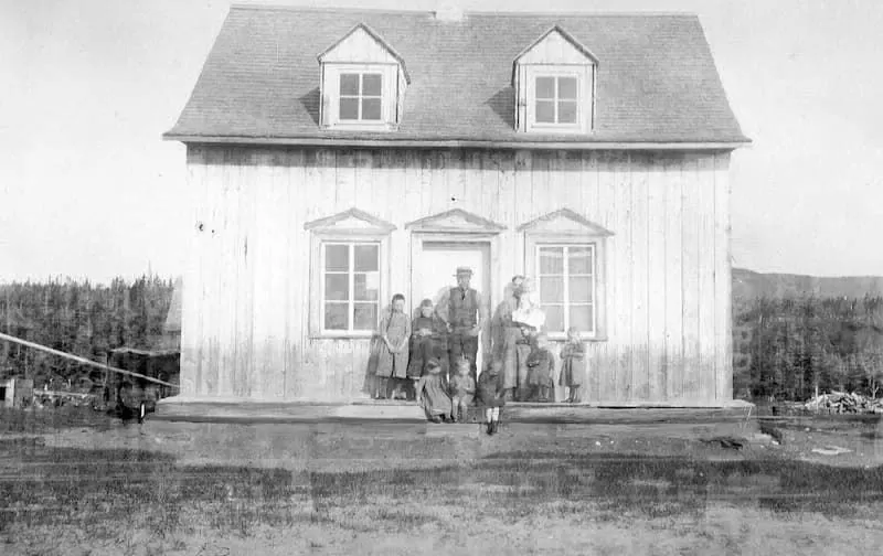 La famiglia Labrie davanti a una casa di Godbout