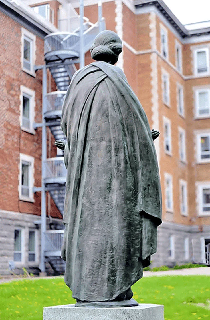 Vista posteriore della statua nel giardino della Maison des Eudistes