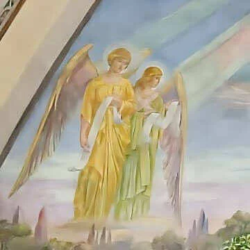 Due angeli reggono un rotolo musicale sopra la Vergine