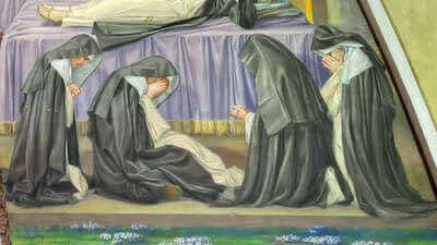 Le religiose in preghiera durante le esequie