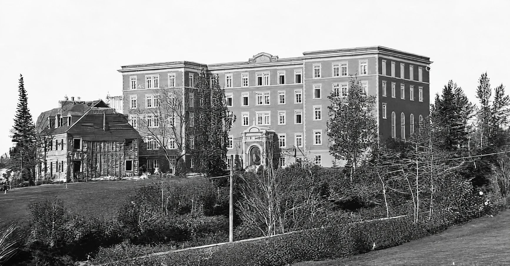Esterno e Maison McGrath nel 1924
