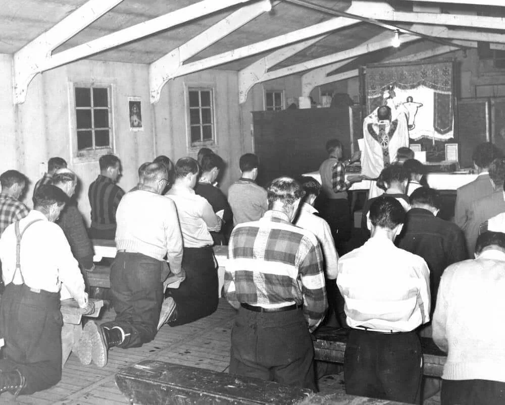 Los trabajadores rezan en la capilla de la obra