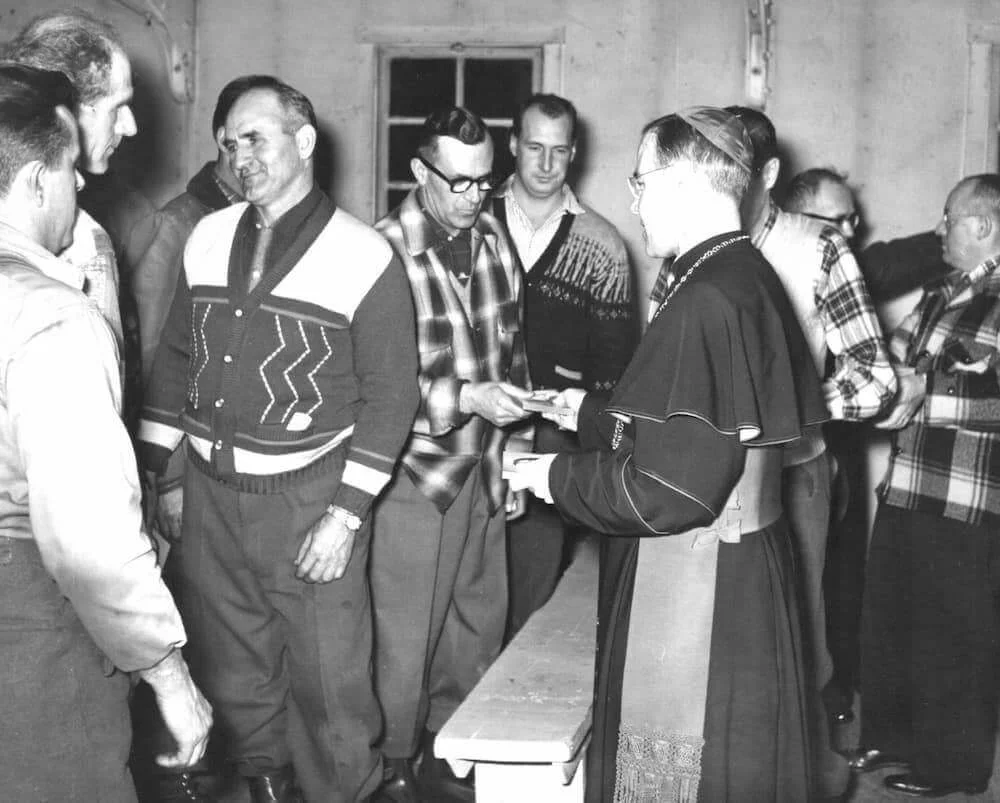 Mons. Couturier conversa con leñadores en el campamento