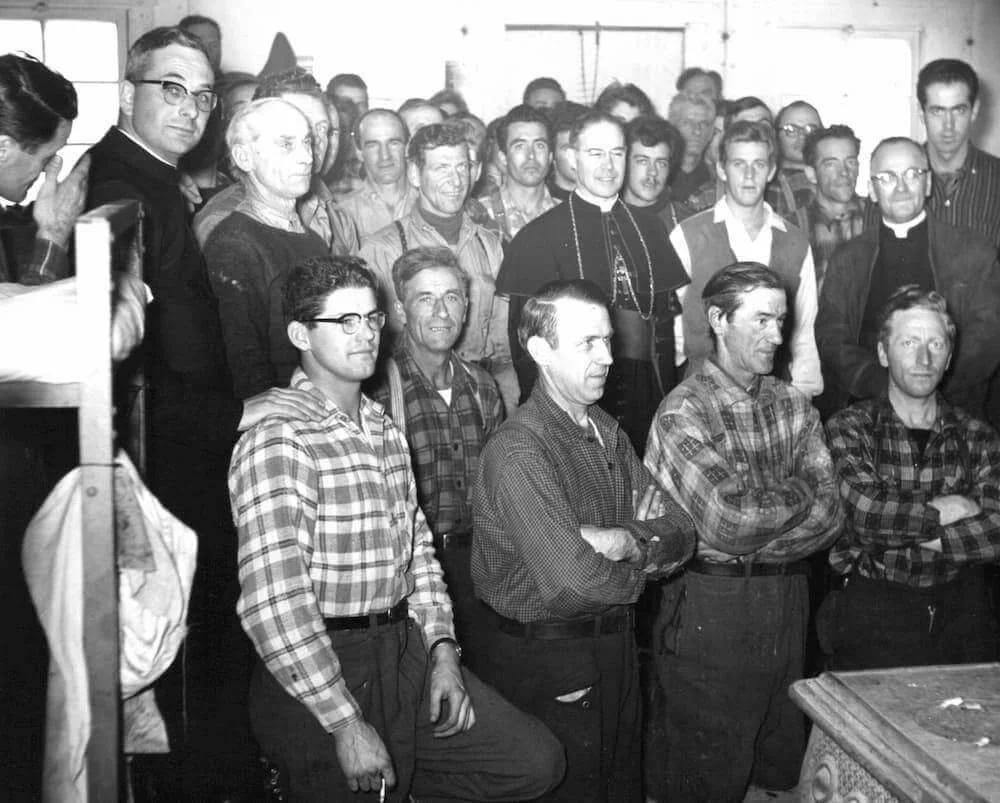 Mons. Couturier, el P. Beauchemin y los trabajadores reunidos para una fotografía